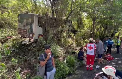 Camión de carga embiste a autobús de pasajeros; deja 12 heridos y un muerto en Morelos