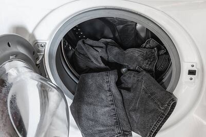 Cómo lavar jeans negros para que no pierdan su color