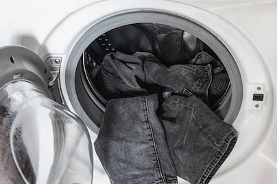 Cómo lavar jeans negros para que no pierdan su color