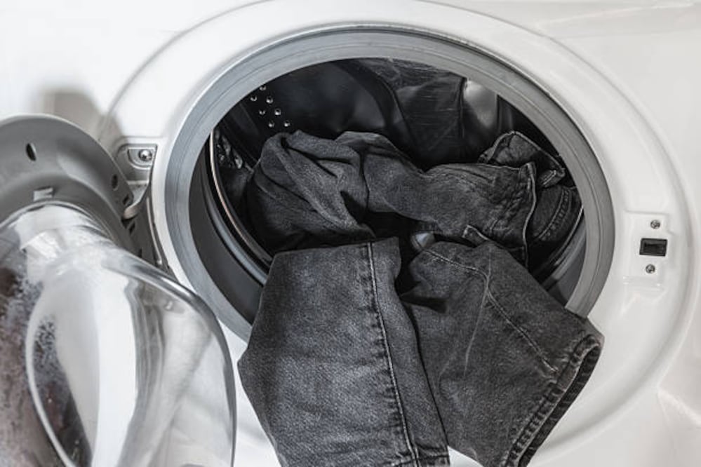 Si tus jeans negros se convirtieron en grises, quiere decir que no los estás lavando adecuadamente. Foto: Unsplash