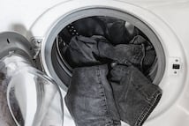 Cómo lavar jeans negros para que no pierdan su color
