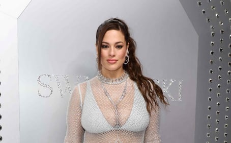 Ashley Graham presume sus curvas con espectacular vestido blanco ‘de raja’