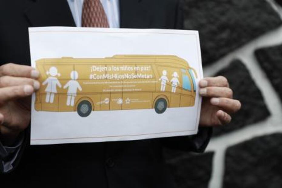 Tras falla mecánica, "Autobús de la Libertad" se estaciona en Los Pinos