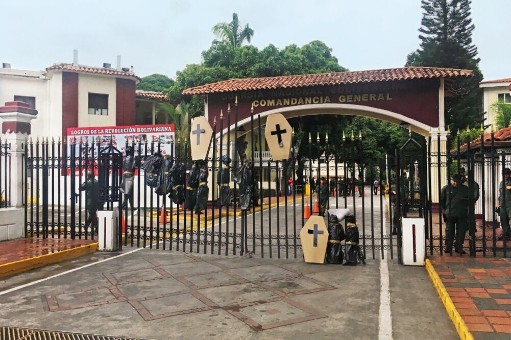 Protesta. Opositores colocaron maniquíes simulando cadáveres en la sede de la Guardia Nacional (REUTERS)