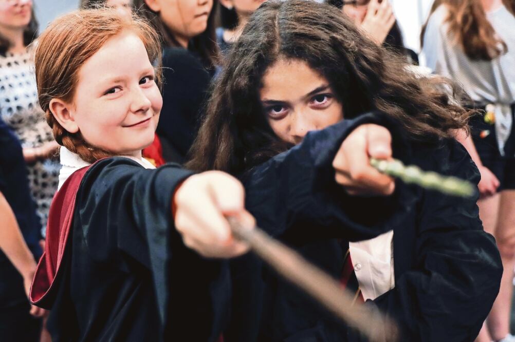 Librerías de Londres convocaron a seguidores del mago para acudir disfrazados. (REUTERS)