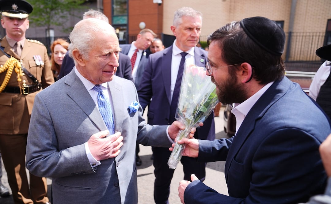 Carlos III fue recibido con vítores y gritos de "viva el rey" por una multitud de personas, que le entregaron un ramo de flores y un pan tradicional judío. Foto: AP
