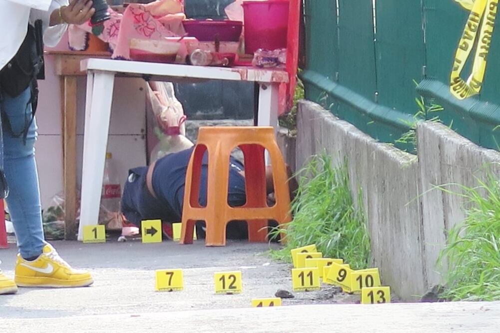 Según testigos, sujetos a bordo de un taxi agredieron a Jorge Alberto, quien recibió dos balazos y cayó bajo la mesa del puesto. Foto/ IGNACIO RAMÍREZ. EL UNIVERSAL