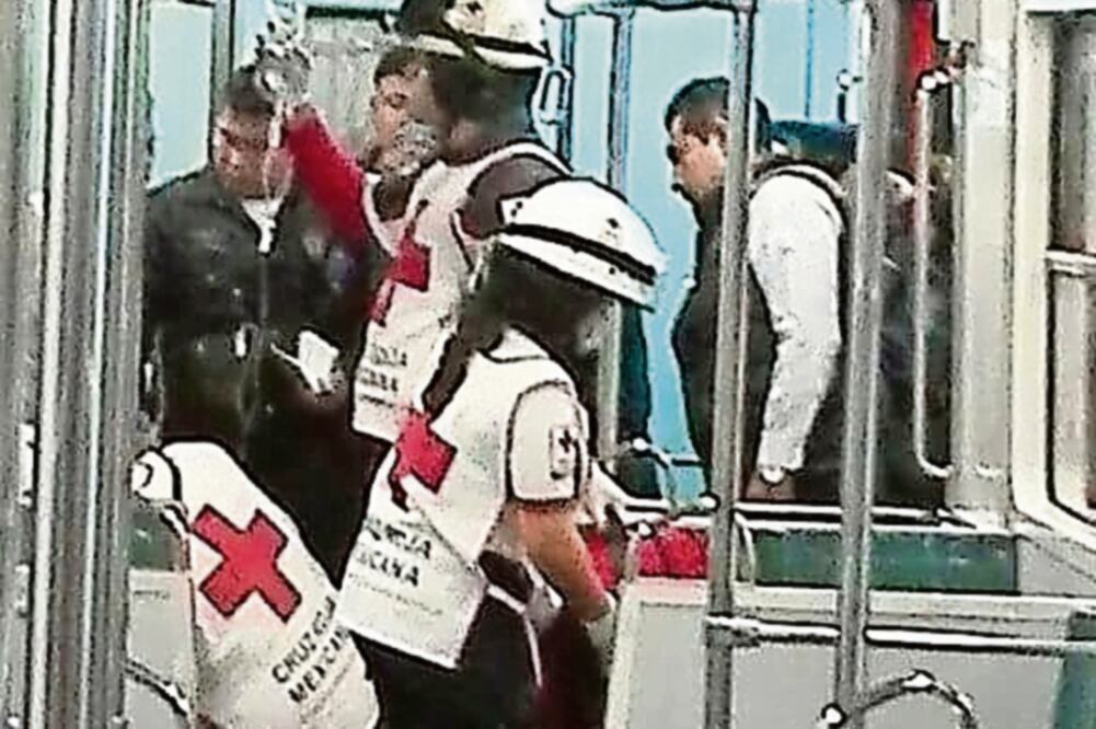 Ayuda médica. Personal de la Cruz Roja llegó al punto para dar los primero auxilios a la víctima, quien fue trasladada al hospital de Balbuena (ESPECIAL)