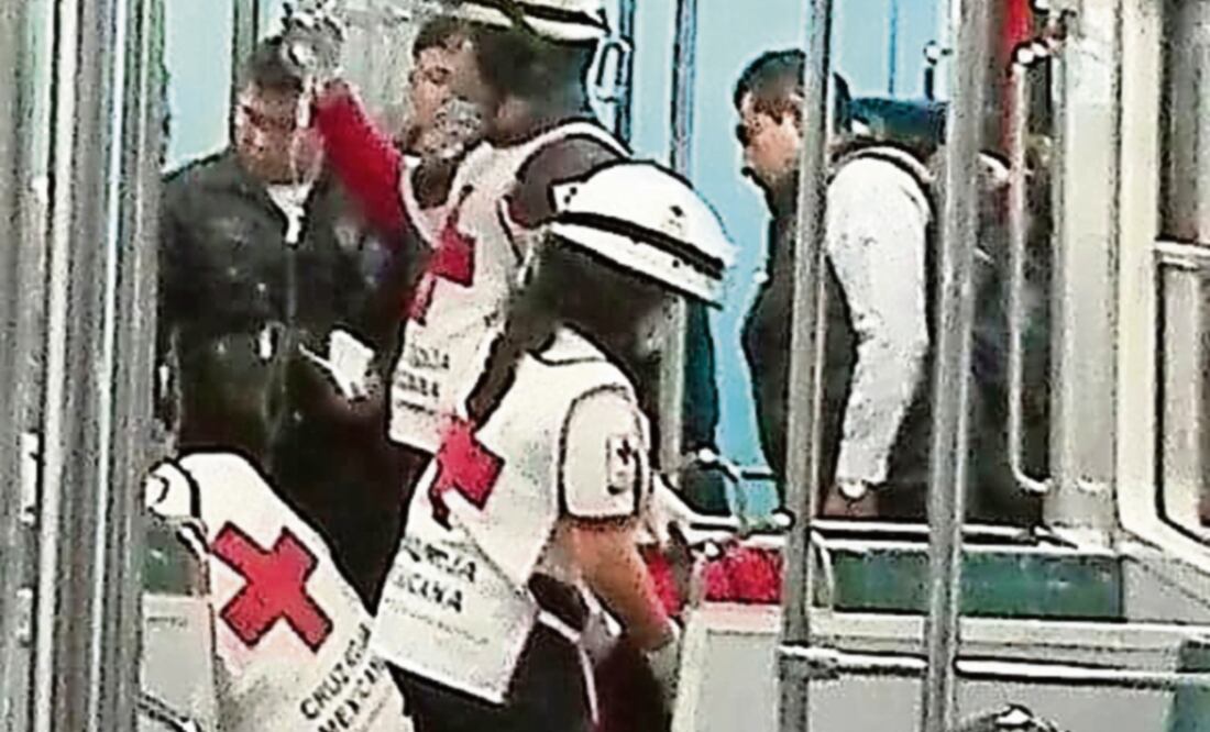Ayuda médica. Personal de la Cruz Roja llegó al punto para dar los primero auxilios a la víctima, quien fue trasladada al hospital de Balbuena (ESPECIAL)