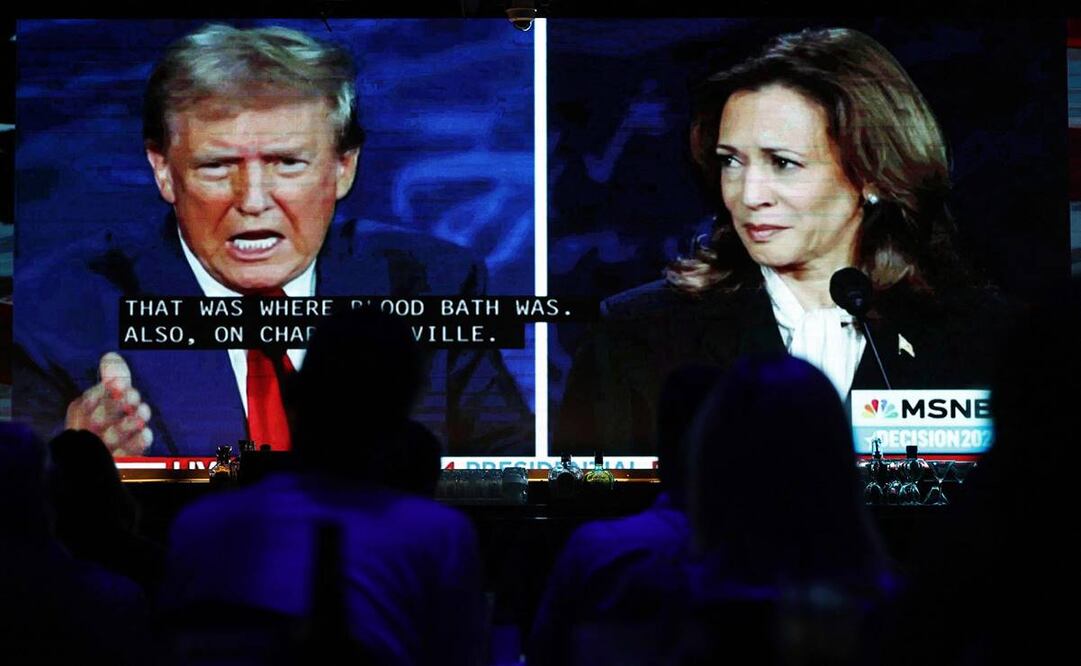 La gente observa un debate presidencial entre el ex presidente Donald Trump, candidato presidencial republicano, y la vicepresidenta Kamala Harris. Foto: AP