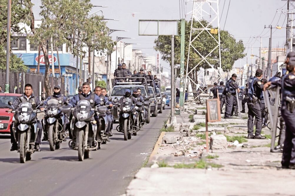 La movilización de la Secretaría de Seguridad Pública y la policía de Nezahualcóyotl es en respuesta a la balacera que se registró la semana pasada y las irregularidades que se detectaron en el funcionamiento del mercado. (ALEJANDRO ACOSTA. EL UNIVERSA)