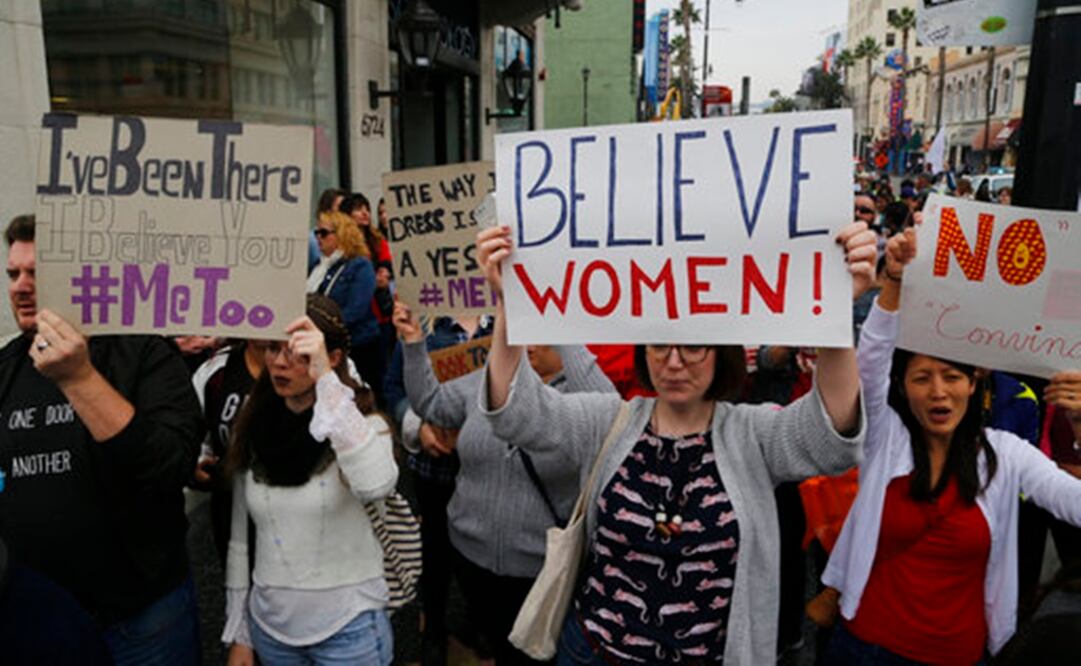 Manifestantes marchan contra el acoso y el abuso sexual en la marcha #MeToo en la sección de Hollywood (Foto: AP)