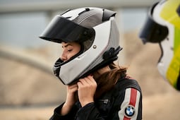 Ley Casco en Puebla inicia entrega de engomados para motociclistas: así funcionarán 
