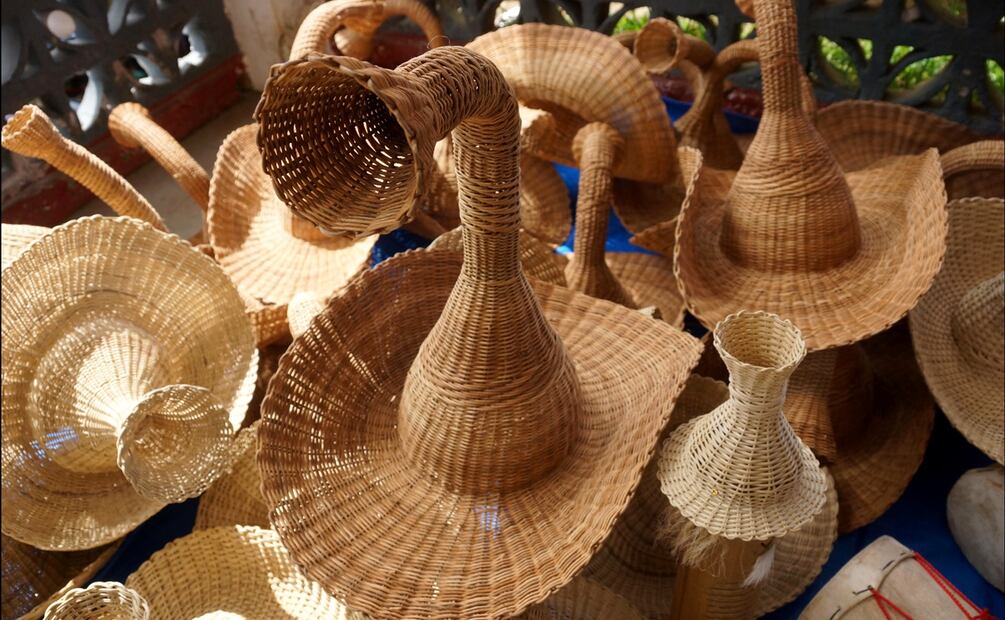 Mazatecos realizan ritual en el panteón de Huautla de Jiménez para recibir a las ánimas que visitarán a sus seres queridos, en Oaxaca, el 27 de octubre de 2025. Foto: Edwin Hernández/EL UNIVERSAL