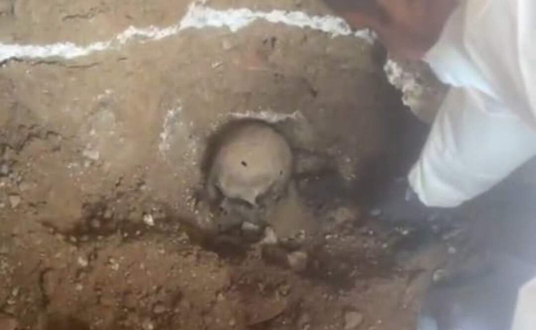 El colectivo Guerreros Buscadores de Jalisco localizó una osamenta con impacto de bala durante una búsqueda (19/04/2025). Foto: Captura de video