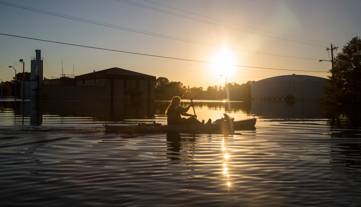 Catorce personas han muerto en Carolina del Norte como consecuencia de la tormenta, dijo el gobernador, con lo que suman 24 los decesos en Estados Unidos (AP)