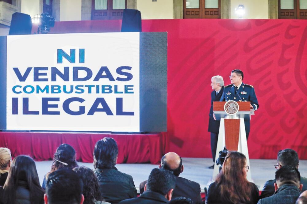 El presidente presentó durante su conferencia un spot para exhortar a la población a no robar, vender ni comprar combustible ilegal, puesto que representa un grave riesgo para su integridad física. (DIEGO SIMÓN SÁNCHEZ. EL UNIVERSAL)