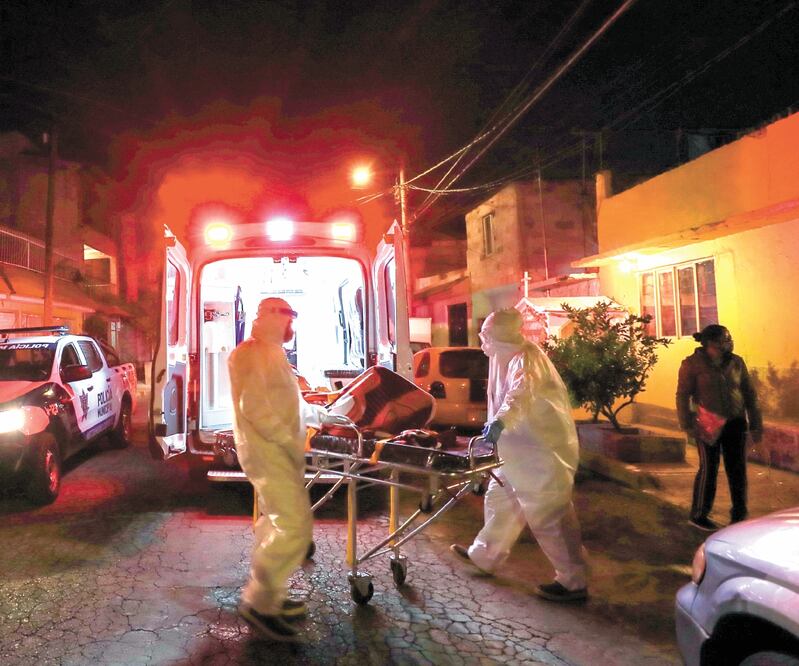 Para trasladar en ambulancia a posibles infectados del coronavirus dejaron de usar las camillas con cápsulas, pues generaban mucho miedo en los pacientes. FOTOS: DIEGO SIMÓN. EL UNIVERSAL