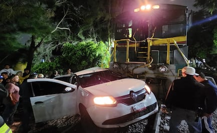Deja su auto sobre las vías del tren y locomotora lo arrolla en GAM; no se reportan personas lesionadas
