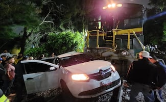 Deja su auto sobre las vías del tren y locomotora lo arrolla en GAM; no se reportan personas lesionadas