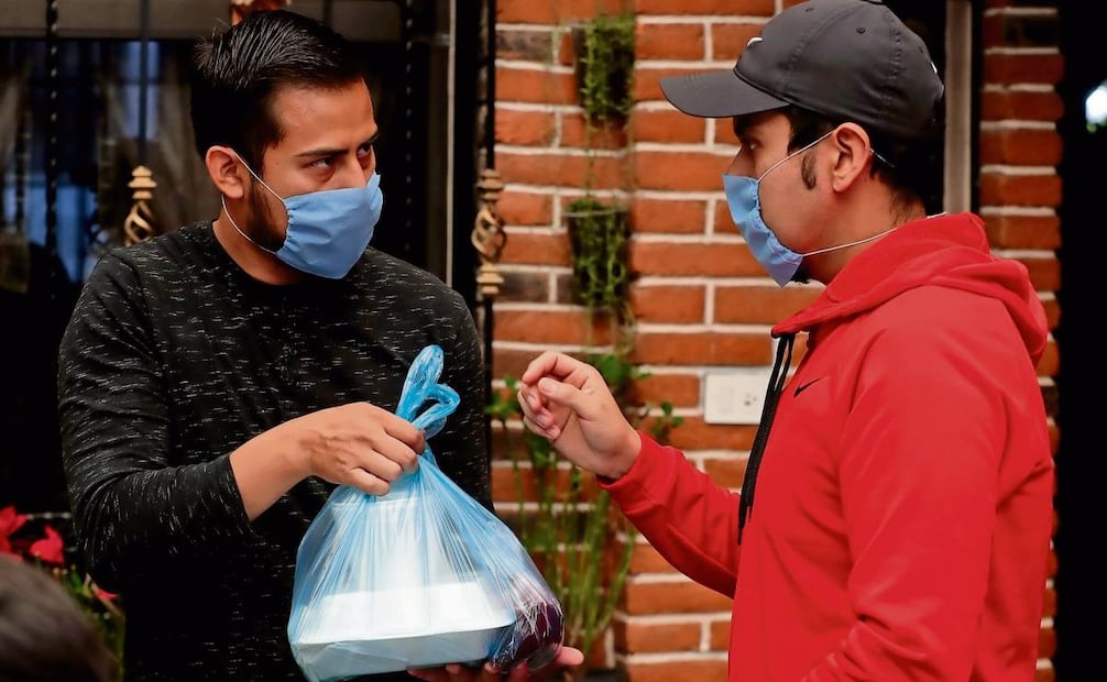 A pesar de las restricciones, muchos sectores laborales debieron salir a la
calle para sobrevivir. Foto: Archivo EL UNIVERSAL