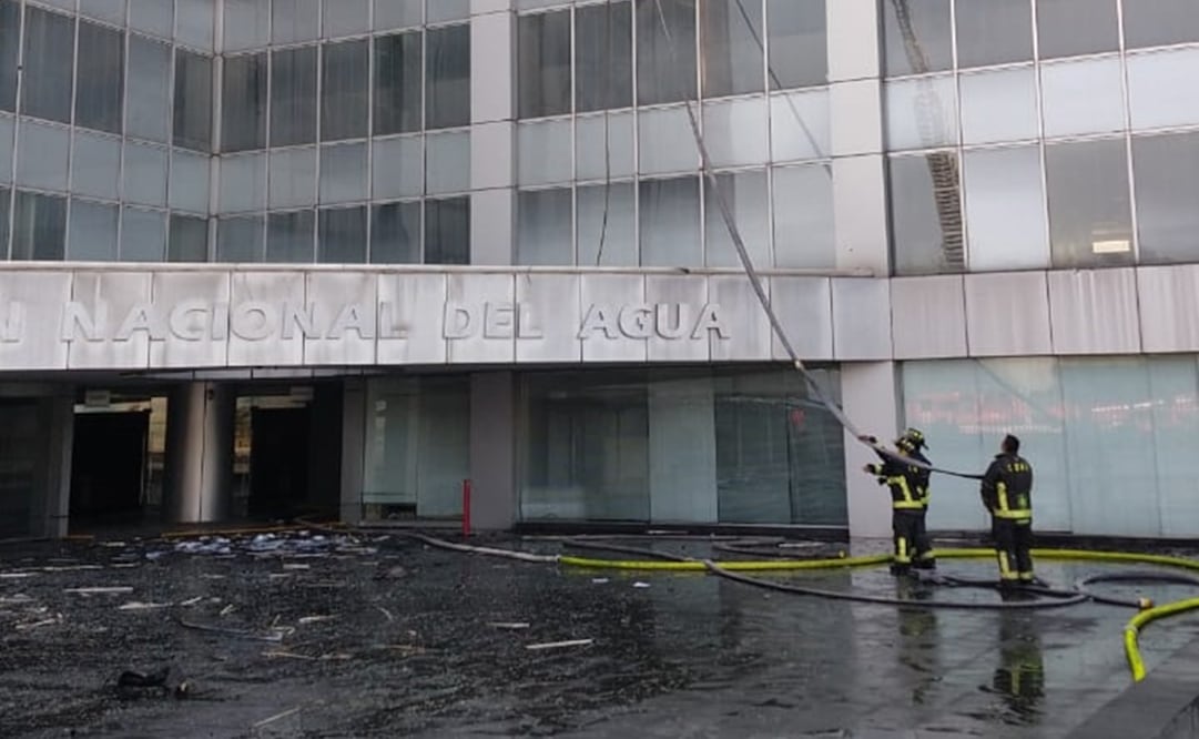 Elementos de la Semar acudieron a apoyar en el incendio del edificio de Conagua. Foto: Especial