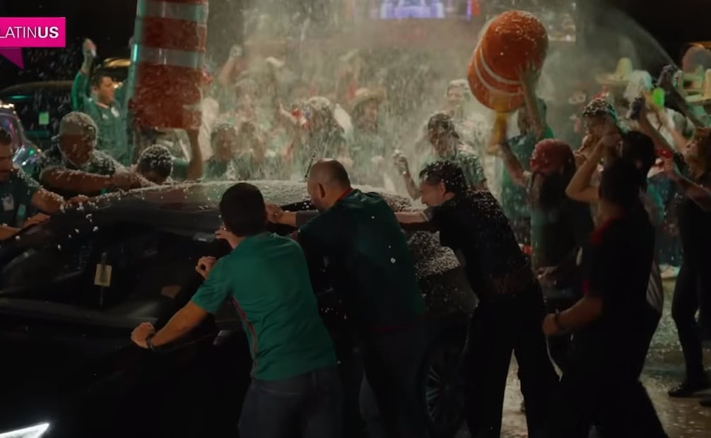 Brozo y Loret festejan desde el Ángel el triunfo de la Selección Mexicana. Foto: Captura de pantalla