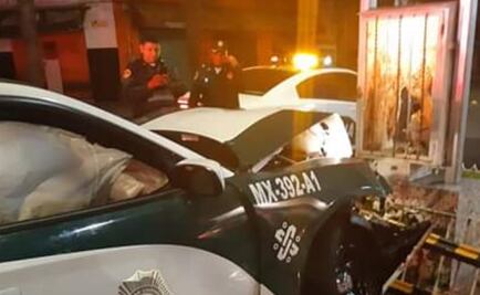 Durante persecución, policías chocan patrulla nueva contra altar en la Obrera