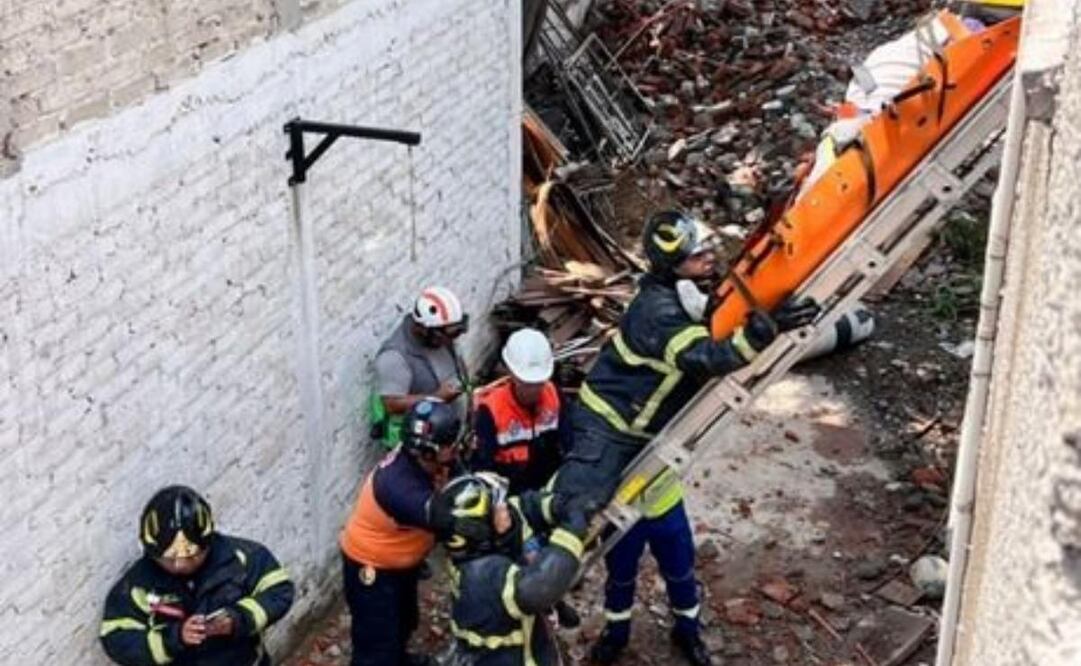 El rescate se llevó a cabo utilizando equipo especializado, incluyendo escaleras y camillas. Foto: Especial.