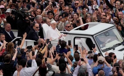 Papa Francisco reaparece para el Urbi et Orbi; desea "felices pascuas" y condena "la carrera de rearme"