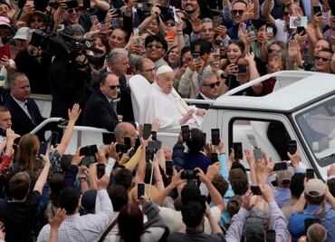 Papa Francisco reaparece para el Urbi et Orbi; desea "felices pascuas" y condena "la carrera de rearme"