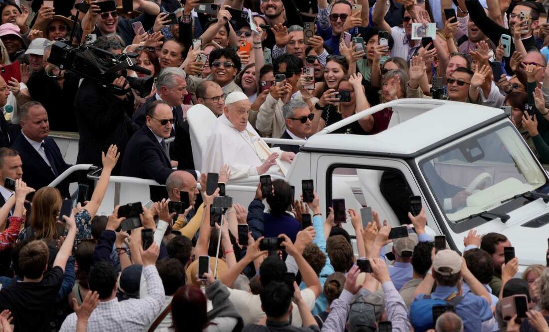 El papa Francisco recorre la plaza de San Pedro en su papamóvil tras ofrecer la bendición Urbi et Orbi ("a la ciudad y al mundo" en latín) tras una misa de Pascua oficiada por el cardenal Angelo Comastri en la plaza de San Pedro del Vaticano, el domingo 20 de abril de 2025. Foto: AP