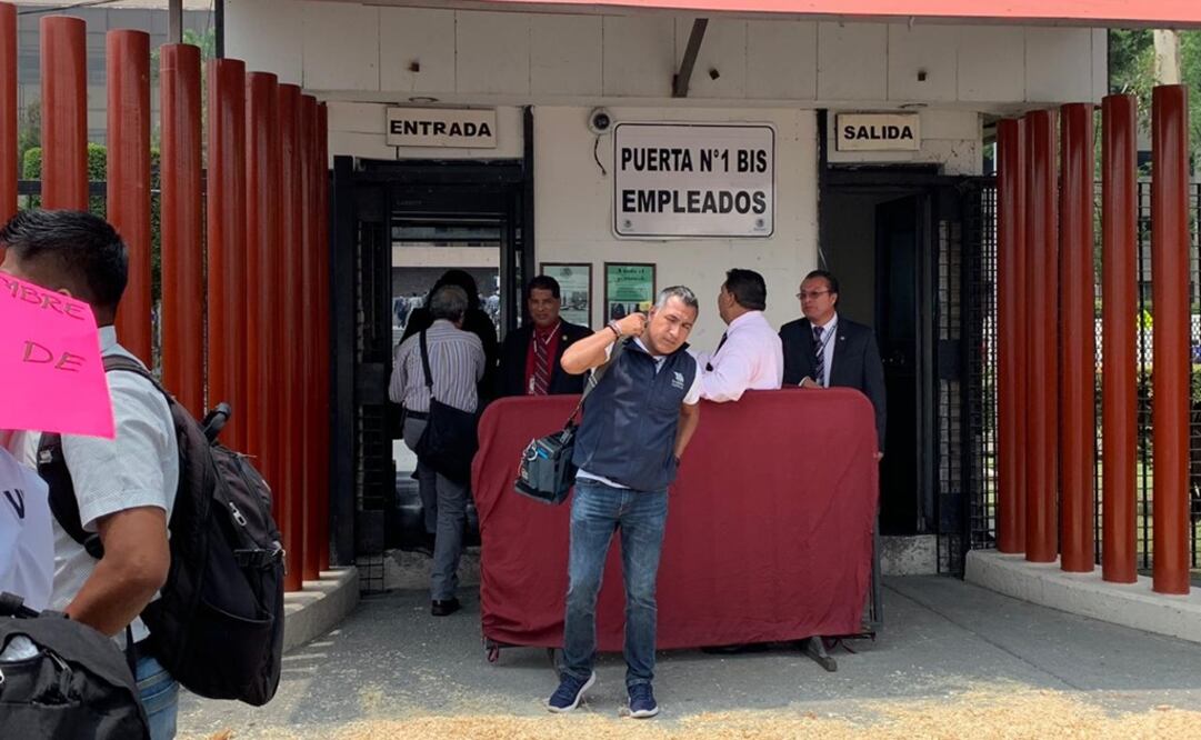 De manera pacífica fueron liberadas las entradas a la Cámara de Diputados. Foto: Alejandra Canchola/EL UNIVERSAL