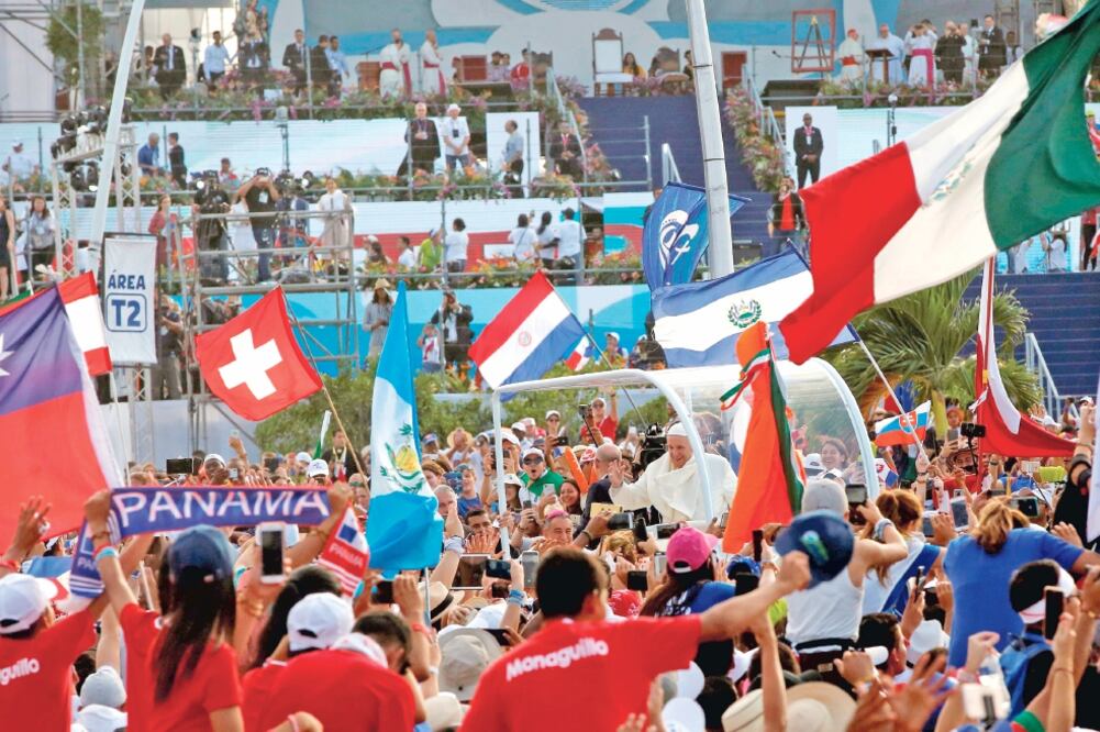 El papa Francisco dentro del papamóvil, ayer a su llegada al campo Santa María La Antigua para participar en la Jornada Mundial de la Juventud, en Panamá. (ESTEBAN BIBA. EFE)