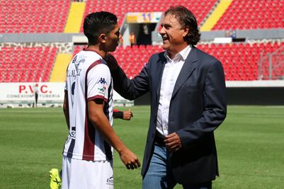 Entrenadores se unen a jugadores en manifestación contra el no ascenso