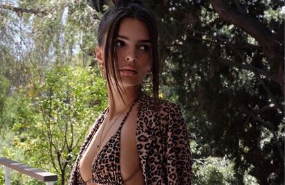 Emily Ratajowkski lanza línea de camisas y las presume en bikini