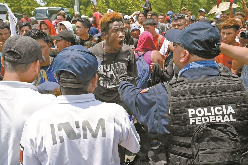 Un migrante discute con un policía federal durante un operativo para frenar una caravana, el miércoles pasado en Metapa de Domínguez, Chiapas. Foto/ JOSÉ TORRES. REUTERS