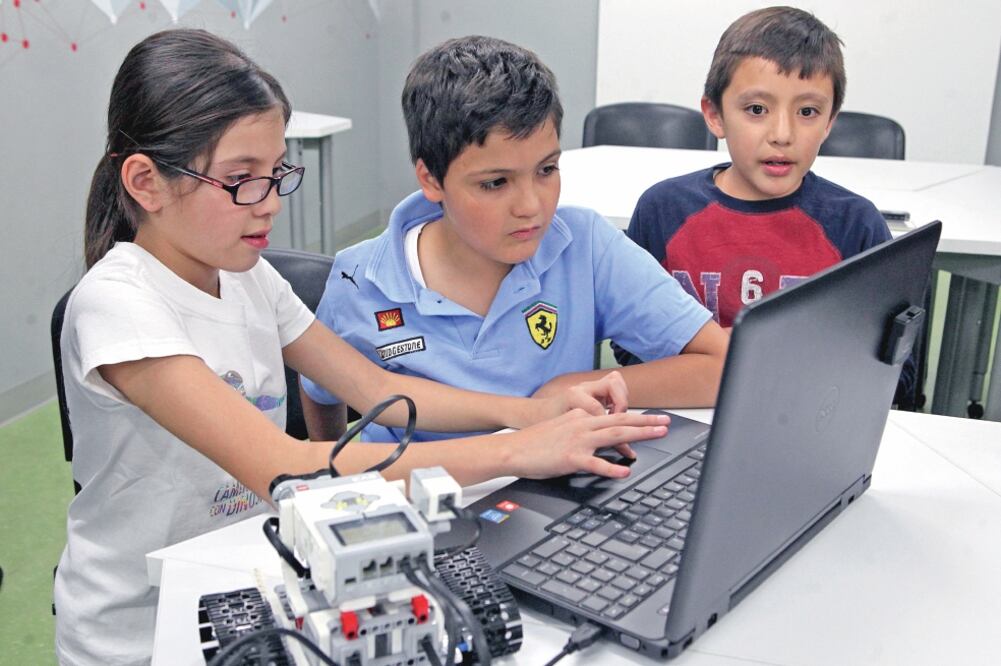 Ofer ta. México Conectado brinda acceso a internet en sitios públicos como escuelas, hospitales y oficinas de gobierno (ARCHIVO EL UNIVERSAL)