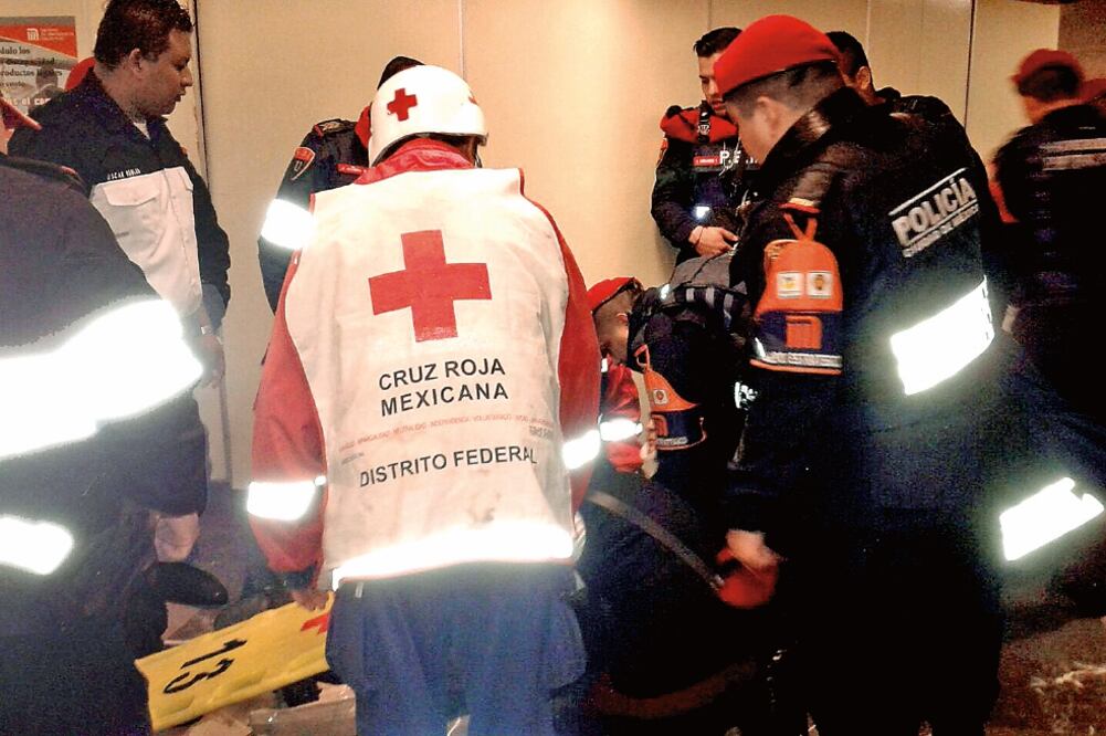 El policía Saúl Cuellar resultó con fractura de tibia y peroné; Víctor Tolentín sufrió herida frontal, y el suboficial Marco tuvo contusión en la ceja (ESPECIAL)