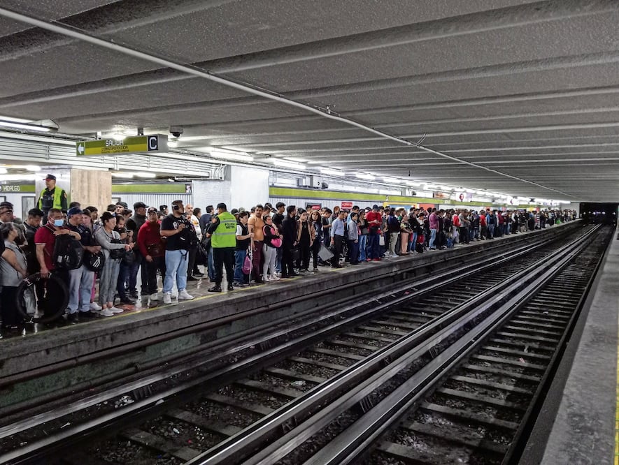 De los 250 trenes que iban a dar servicio ayer, solamente 153 estuvieron activos por falta de personal, lo que generó saturación en los andenes de las estaciones del Metro. Foto: Gabriel Pano/ EL UNIVERSAL