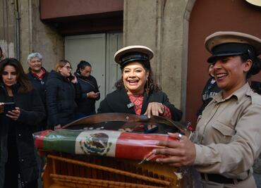 Clara Brugada pasea por Centro Histórico y toca un clásico organillo; se fotografía con ciudadanos