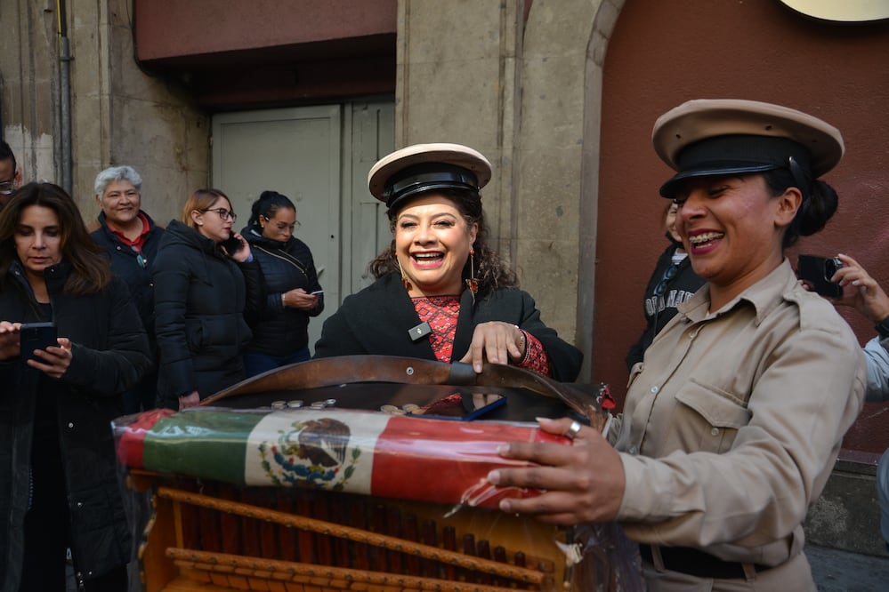Este viernes 03 de enero, la jefa de Gobierno, Clara Brugada convivió con habitantes del Centro Histórico y hasta se animó a tocar un organillo. (Foto: especial)