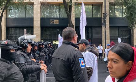 Pese a tensión con policías, madereros llegan al Zócalo capitalino