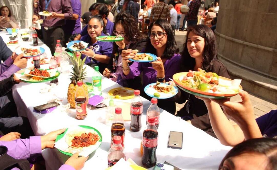 En la feria también se ofrecen productos artesanales como bebidas y ropa típica. Foto: Especial 