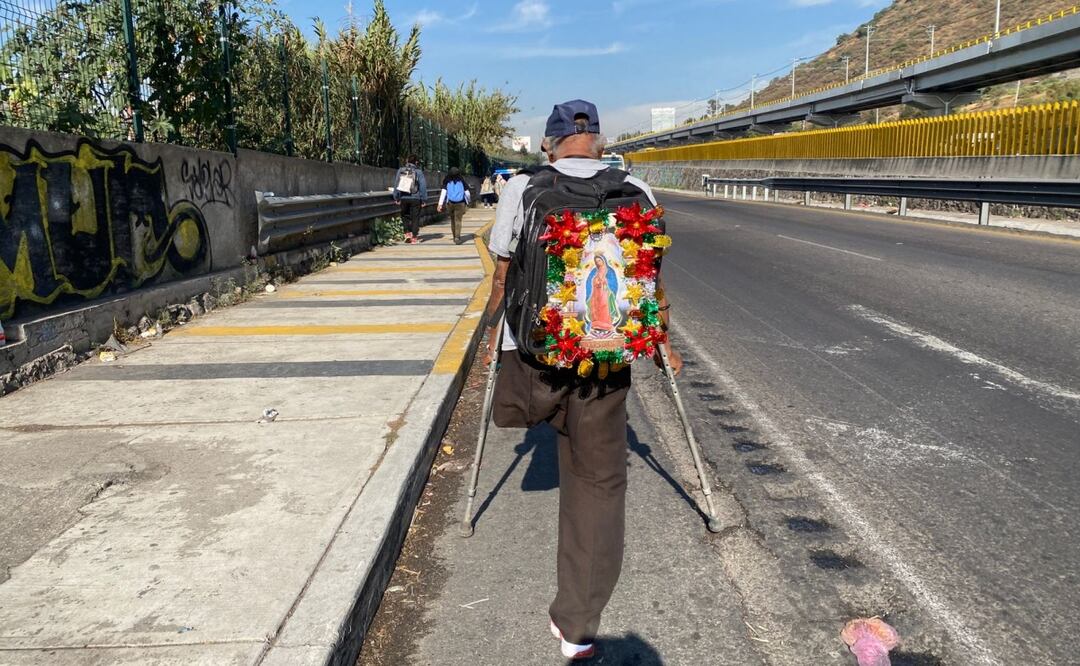 Con mucha Fé, cientos de Peregrinos provenientes de diversos estados, municipios y localidades, avanzan por calzada Zaragoza para llegar a la Basílica de Guadalupe.
Foto: Emilio Fernández | El Universal