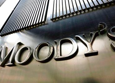 Menores ingresos generarán un déficit fiscal más elevado en México: Moody's
