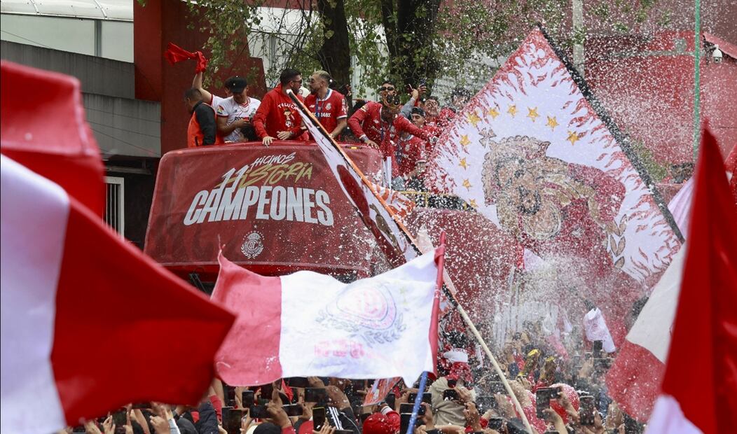 Integrantes del equipo de los Diablos Rojos festejan con aficionados la consecución del campeonato de la Liga MX de futbol en la ciudad de Toluca, el lunes 26 de mayo de 2025. Foto: EFE