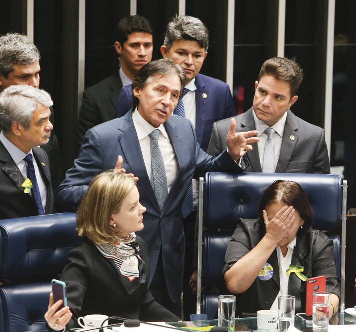 División. Senadores durante la discusión de ayer sobre la reforma laboral impulsada por el gobierno pero que rechaza 58% de los brasileños, según una encuesta de Datafolha (ADRIANO MACHADO. REUTERS)
