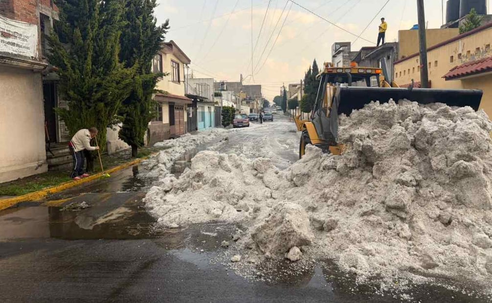 Brigadas operativas del Organismo Agua y Saneamiento de Toluca acudieron a diversos puntos del municipio para atender las afectaciones. Fotos: Especial.
