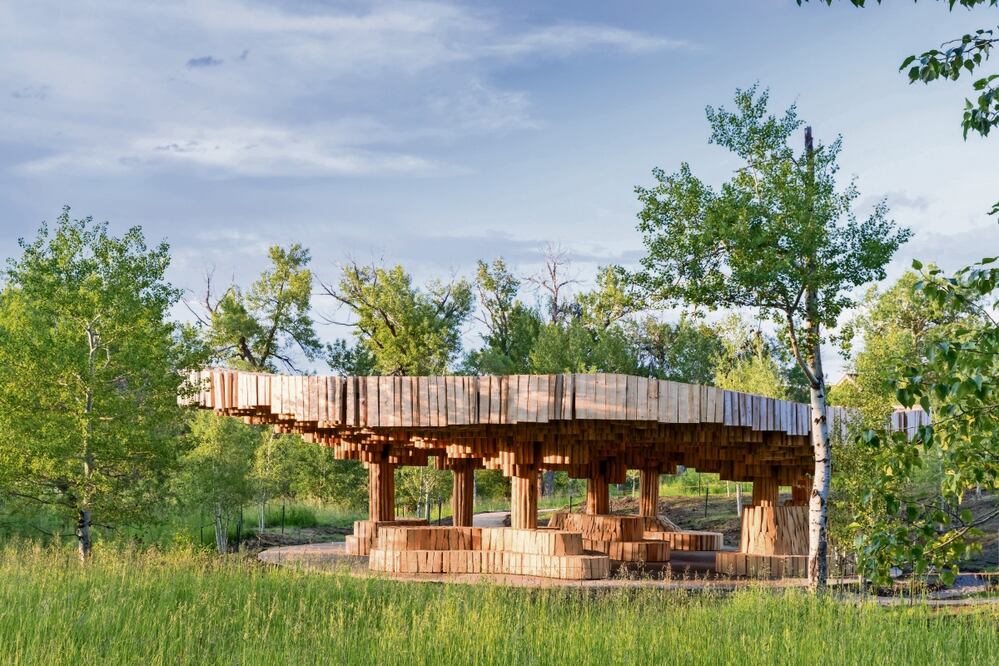 Xylem, la obra del artista Francis Kéré, quien es premio Pritzker 2022, es una de las joyas de este espacio cultural creado en 2016. Se trata de un pabellón completamente tallado con troncos de madera local, una especie de refugio en el corazón de los árboles. Foto: Iwan Baan / Tippet Rise Center